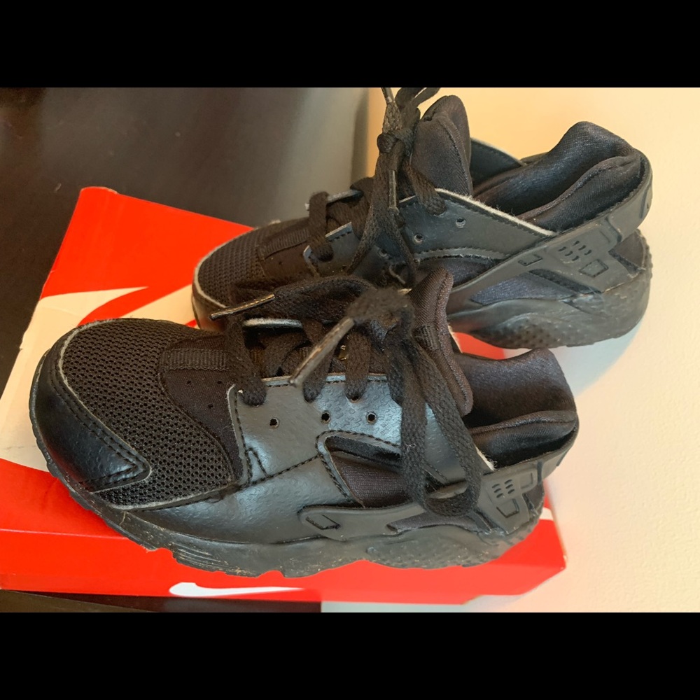 Toddler size 11c Huarache all black